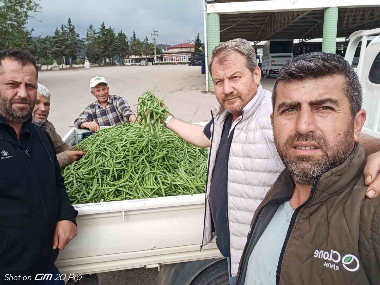 İZNİK BOYALICA MAHALLESİ ÇİFTÇİLERİNDEN ERHAN EKŞİ, MART AYIN BAŞINDA TARLASINA