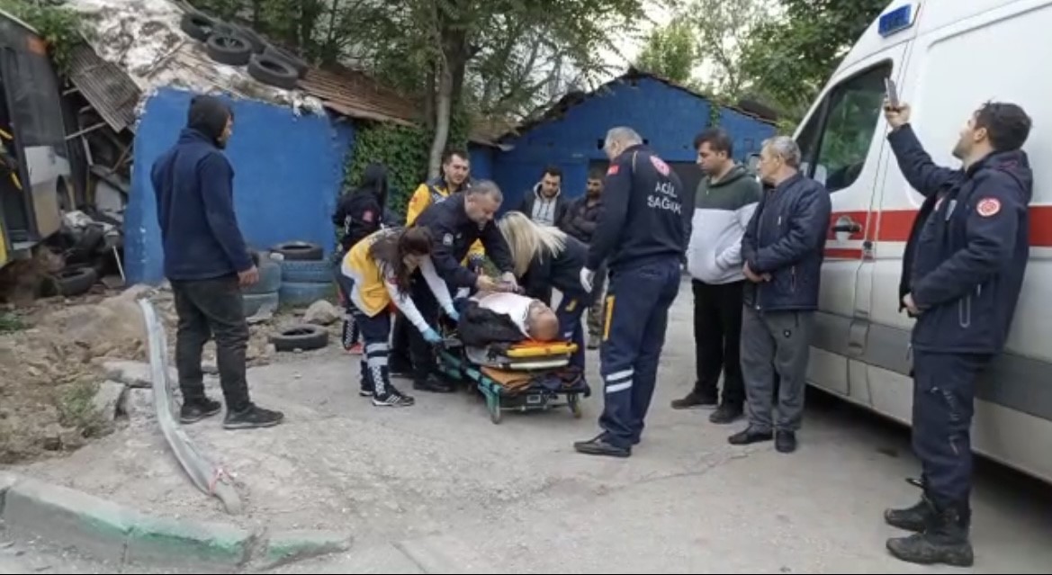 BURSA'DA SERVİS OTOBÜSÜ İLE ÖZEL HALK OTOBÜSÜ ÇARPIŞTI. ÇARPIŞMANIN ETKİSİYLE