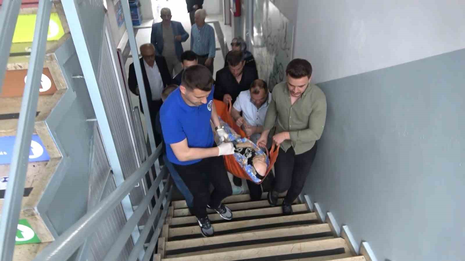 BURSA’DA 13. CUMHURBAŞKANLIĞI SEÇİMİ İÇİN YATALAK VE YÜRÜMEKTE ZORLANAN HASTA,