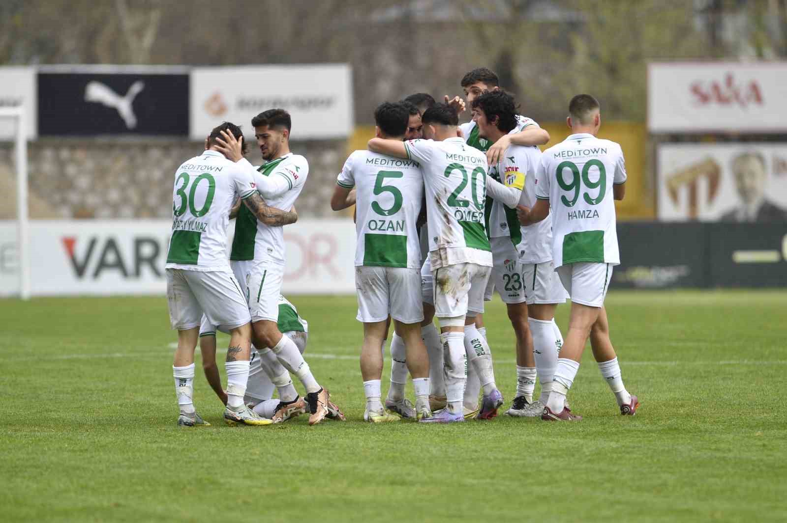 BURSASPOR'UN TRANSFER YASAĞI DEVAM EDERKEN, 15 YAŞINA KADAR OYUNCULARI KADROSUNA