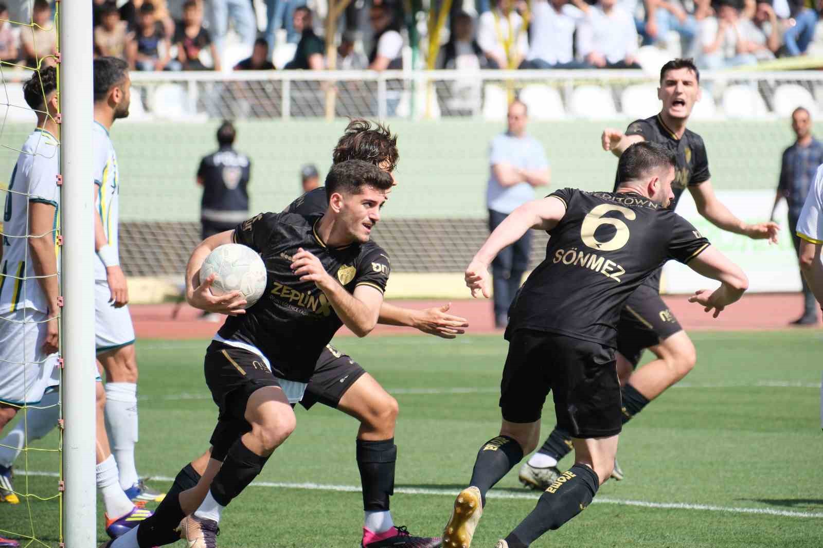 BURSASPOR'DA GOL KRALLIĞI YARIŞINDA ENVER CENK ŞAHİN, BERAT ALTINDİŞ VE