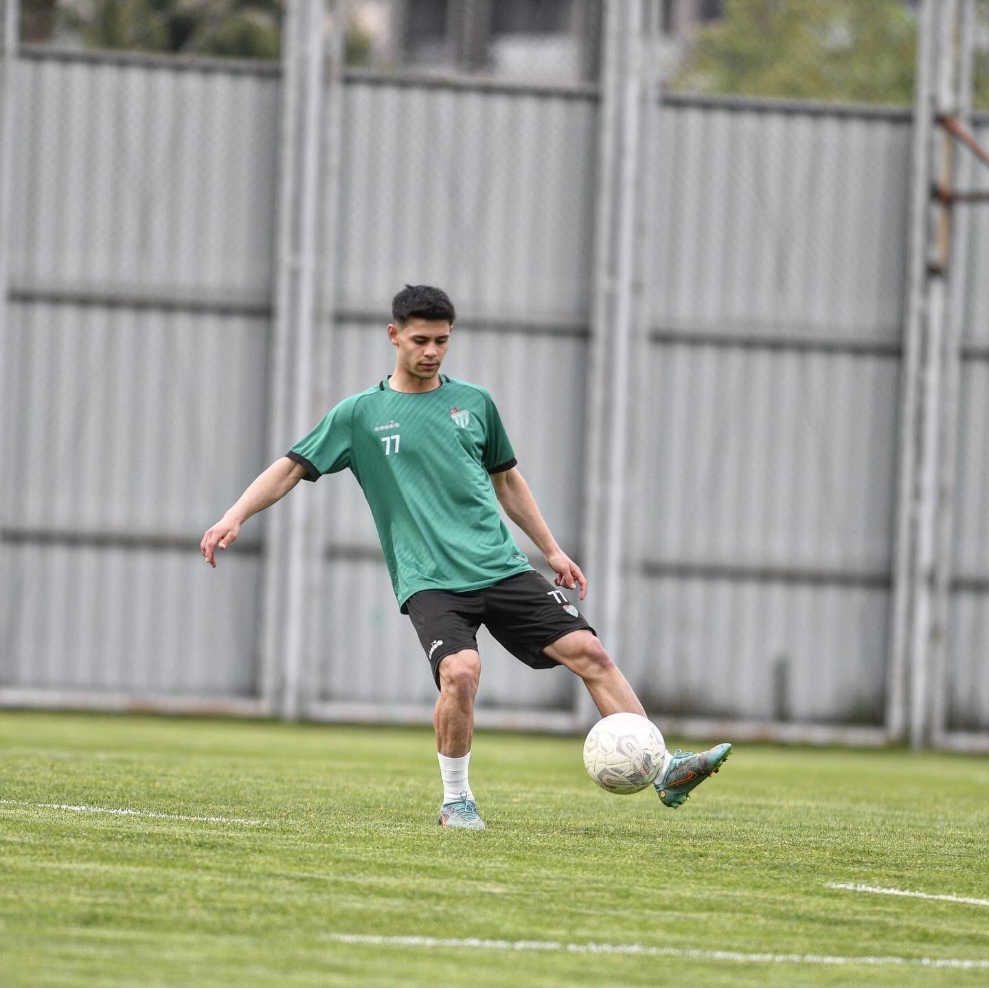 BURSASPOR'DA SOMASPOR MAÇI HAZIRLIKLARI YAPILAN İDMANLA BAŞLADI.