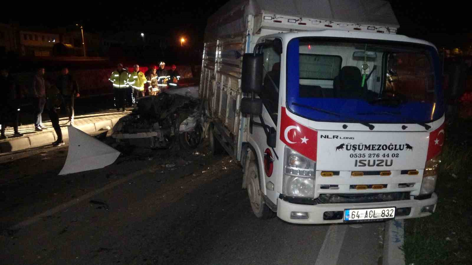 UŞAK’TA BÜYÜKBAŞ YÜKLÜ KAMYONETE OTOMOBİL ÇARPTI. KAZADA OTOMOBİL İÇERİSİNDEKİ 4
