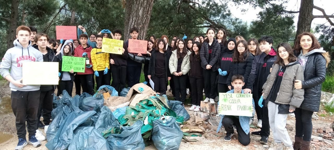 BURSA’DA LİSE ÖĞRENCİLERİ DOĞA KİRLİLİĞİNE DİKKAT ÇEKMEK ORMANLIK ALANIN ETİKLERİNE