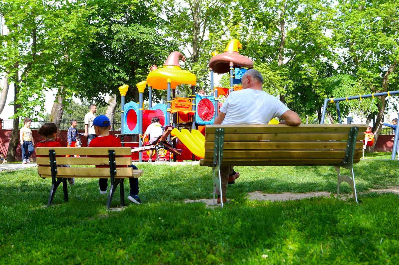 SAKARYA BÜYÜKŞEHİR BELEDİYESİ’NİN PARKLARDA ÇOCUKLARIN DA OTURABİLMESİ İÇİN MONTAJINA BAŞLADIĞI