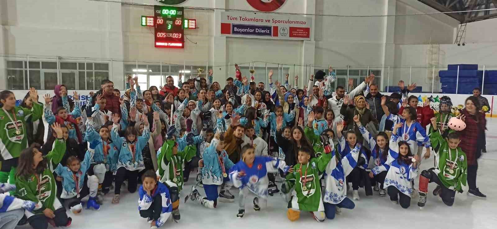 ERZURUM’DA BUZ HOKEYİ TUTKUNLARI  ‘19 MAYIS TURNUVASI’NDA BULUŞTU. TÜRKİYE