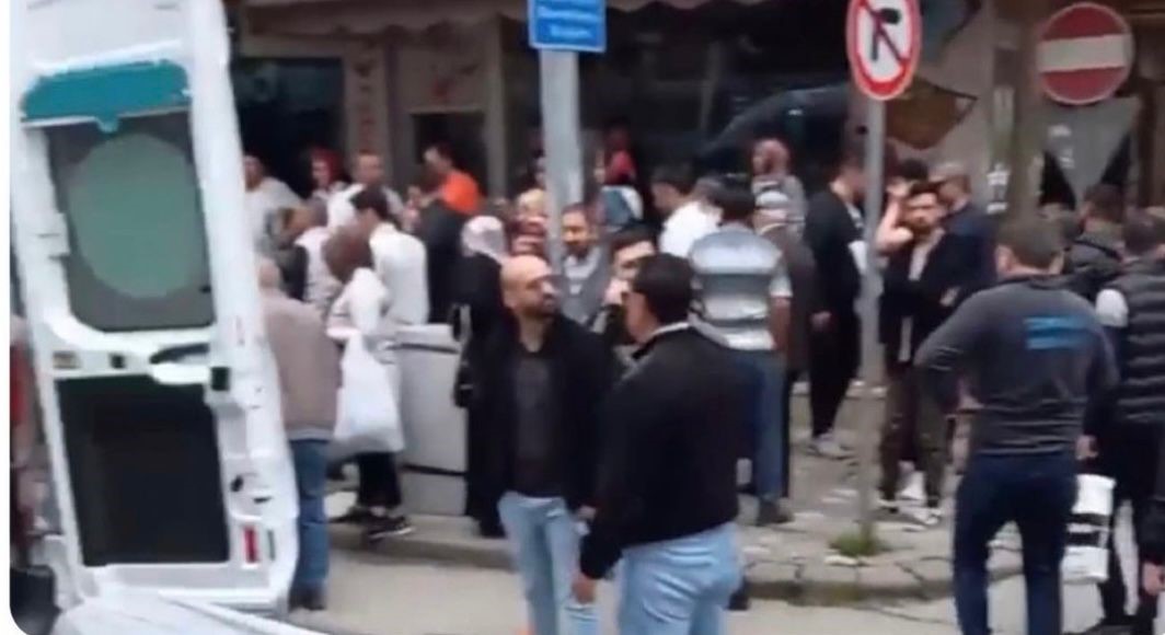 KOCAELİ'NİN GEBZE İLÇESİNDE BİR KADIN, CADDE ÜZERİNDE KARŞILAŞTIĞI ŞÜPHELİ TARAFINDAN