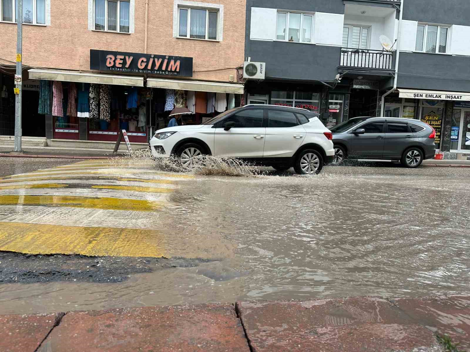 ESKİŞEHİR’DE ETKİLİ OLAN YAĞIŞ HAVA SEBEBİYLE CADDELERDE BİRİKEN SULAR SÜRÜCÜLERE