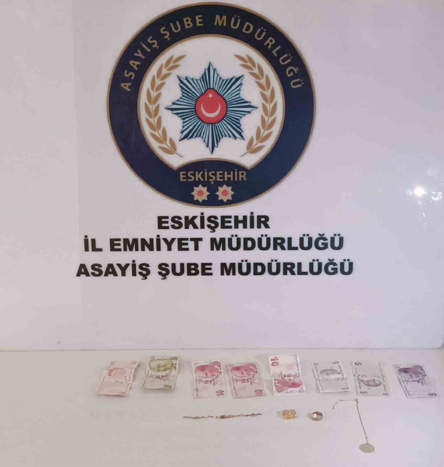 ŞÜPHELİLER, EKİPLERİN ÇALIŞMASI SONUCU ÜZERLERİNDEKİ ÇALINTI ZİYNET EŞYALARI VE BİR