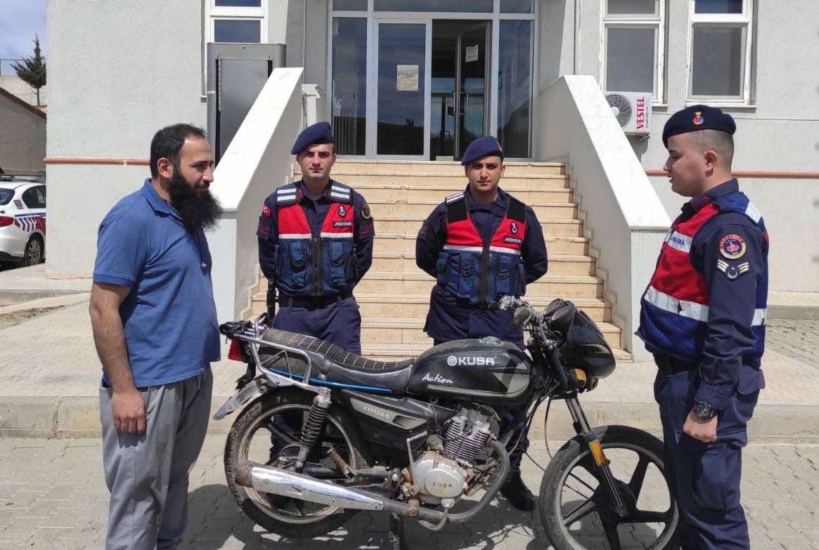 GAZİANTEP’TE PARK HALİNDE OLDUĞU ESNADA ÇALINAN BİR MOTOSİKLET JANDARMA EKİPLERİNİN