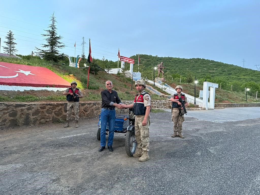 BİNGÖL’ÜN SOLHAN İLÇESİ YOL KONTROL NOKTASINDA DURDURULAN VE PLAKASIZ OLAN