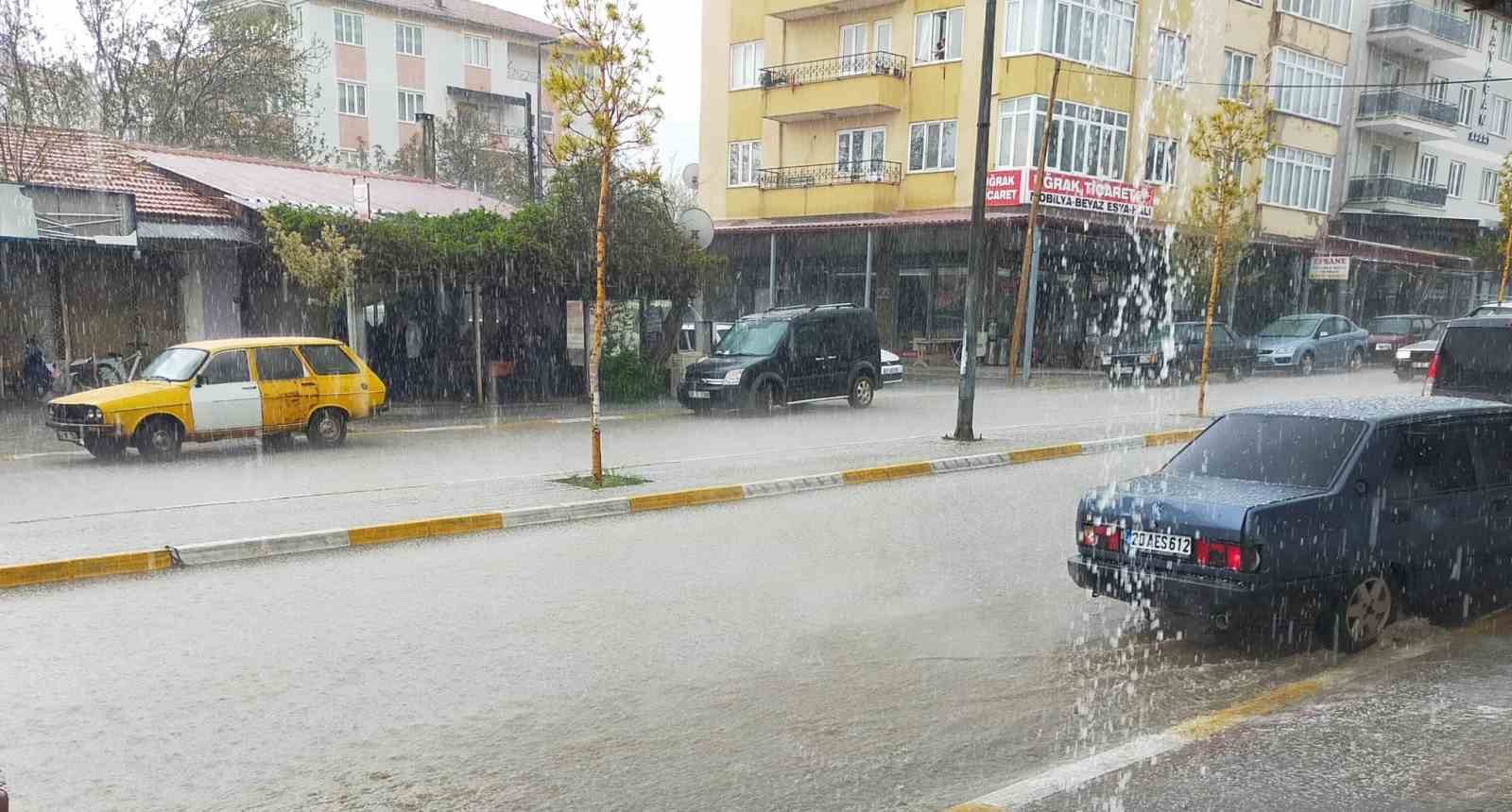 DENİZLİ’NİN ÇAMELİ İLÇESİNDE MİLYONLARCA LİRA ZARARA NEDEN OLAN ŞİDDETLİ DOLU