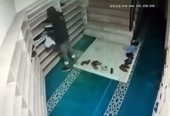 BATMAN’DA HIRSIZLIK İÇİN CAMİYE GİDEN ŞAHIS CAMİNİN GÜVENLİK KAMERALARINA YAKALANDI.