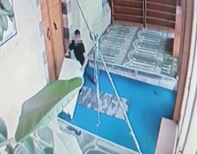 GAZİANTEP'TE BİR ŞAHIS, GİRDİĞİ CAMİDE ÇALMAK İSTEDİĞİ YARDIM KASASININ ALTINDA
