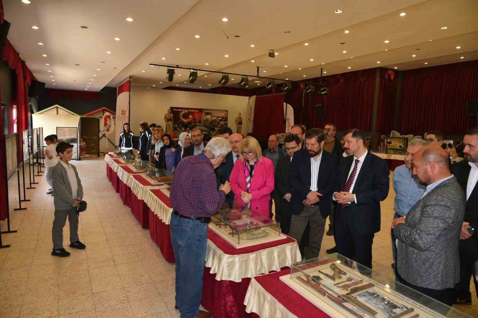 TÜRKİYE’Yİ DOLAŞAN SERGİ ÇANAKKALE’YE GİDEMEYEN TARİHE TANIKLIK ETMEK İSTEYEN SINDIRGILI