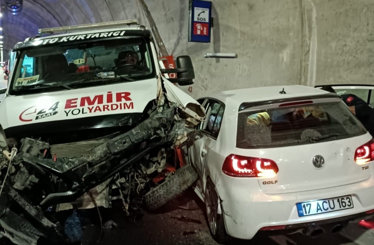 Çanakkale tünelinde acı kaza…1 kişi hayatını kaybetti ÇANAKKALE'NİN AYVACIK İLÇESİNİN KÜÇÜKKUYU TÜNELLERİNDE DÜN GECE MEYDANA GELEN TRAFİK