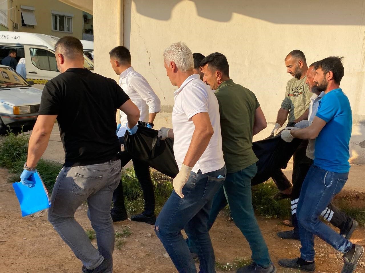 OLAY, DÜN KEPEZ İLÇESİ ŞELALE MAHALLESİ 7444. SOKAK'TA MEYDANA GELDİ.