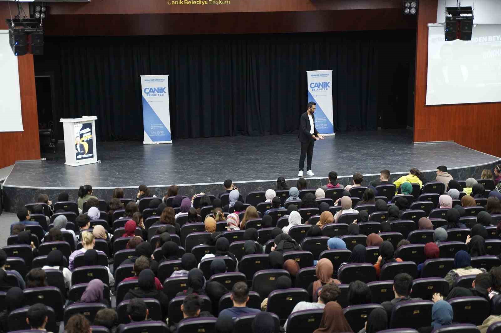 CANİK BELEDİYESİ’NİN İLÇEDE DÜZENLEDİĞİ SEMİNER PROGRAMINDA ÖĞRENCİLERLE BULUŞAN GRİ KOÇ