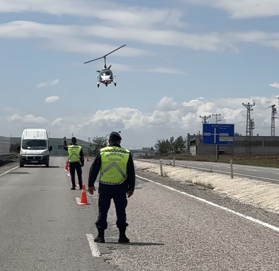ÇANKIRI'DA JANDARMA EKİPLERİ TARAFINDAN "CAYROKOPTER" DESTEKLİ DÜZENLENEN DENETİMDE SÜRÜCÜLER HAVADAN