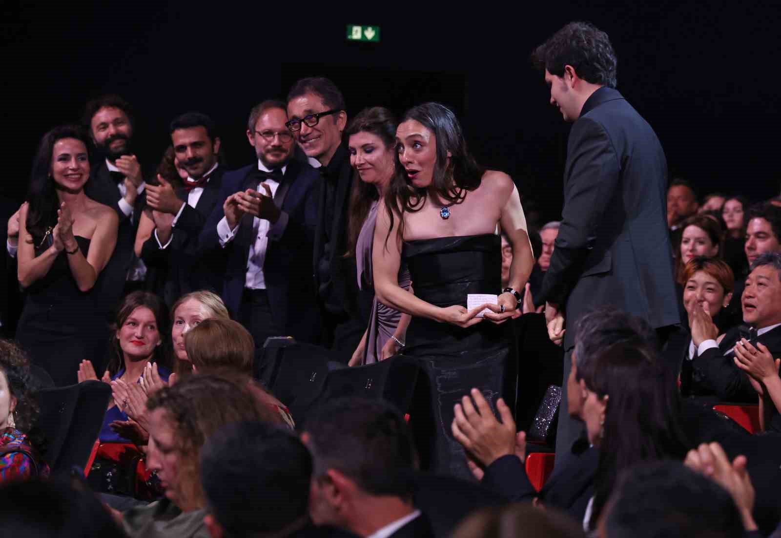 ÜNLÜ OYUNCU MERVE DİZDAR, 76’NCI CANNES FİLM FESTİVALİ'NDE NURİ BİLGE