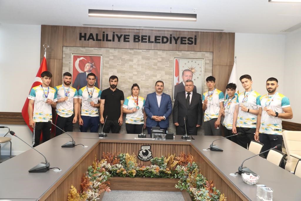 CANPOLAT ŞAMPİYON SPORCULARI ÖDÜLLENDİRDİ
