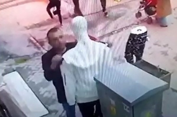 ESKİŞEHİR’DE BİR GİYİM MAĞAZASININ ÖNÜNDEKİ CANSIZ MANKENİN ÜZERİNDEN KIYAFET ÇALINDIĞI