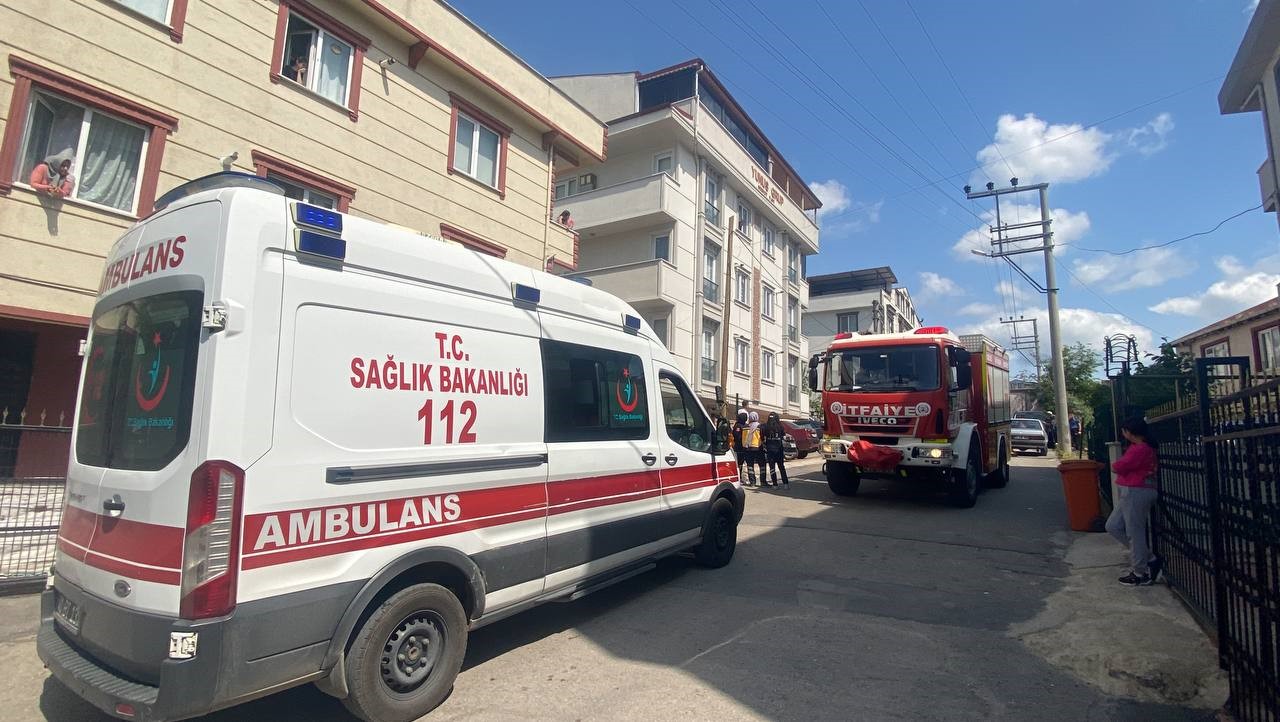 KOCAELİ’NİN GEBZE İLÇESİNDE 5 KATLI APARTMANIN ÇATISINDA ÇIKAN YANGIN PANİK