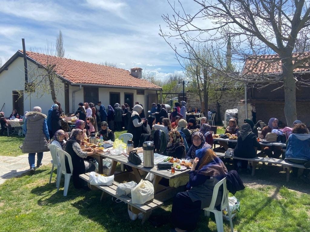 ÇAVDARHİSAR’LI KADINLARDAN “BAHARA MERHABA” ETKİNLİĞİ