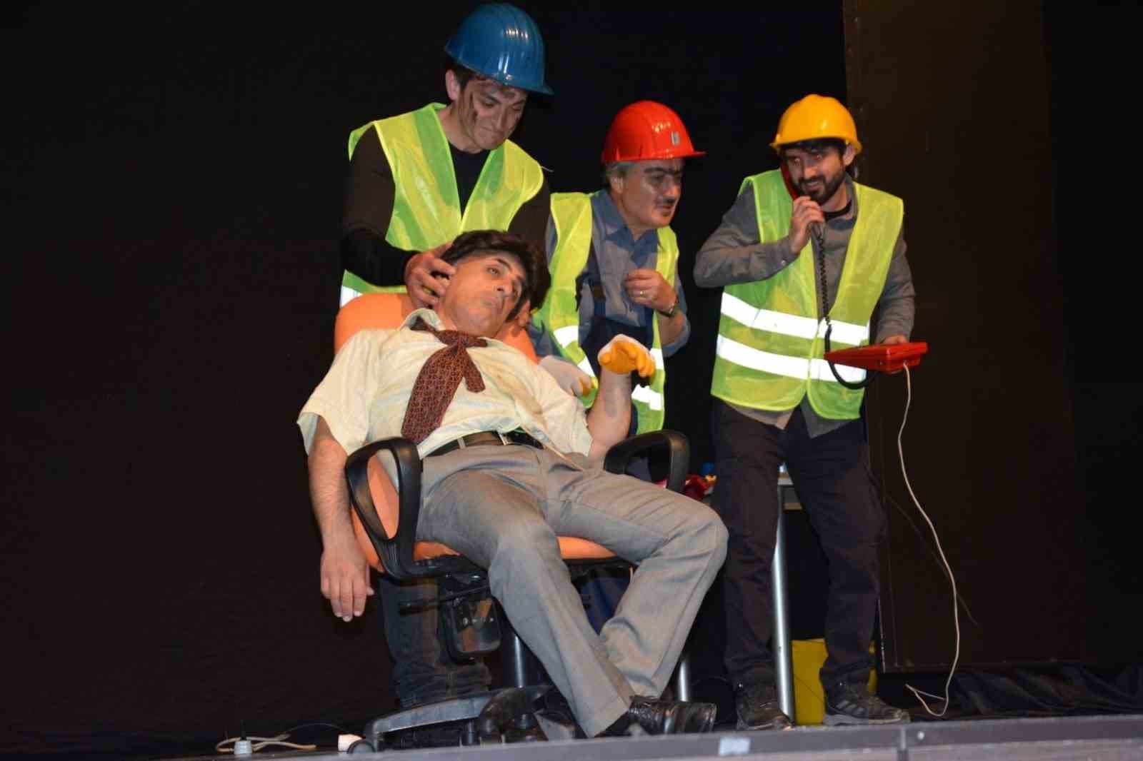 KÖMÜR KARASI MASK TİYATRO TOPLULUĞU “JAPON KUKLASI” SEYİRCİYLE BULUŞTU.