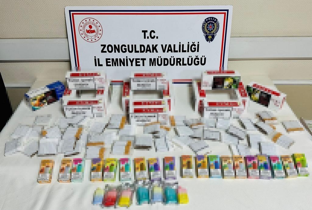 ZONGULDAK’IN ÇAYCUMA İLÇESİNDE FAALİYET GÖSTEREN BİR TÜTÜNCÜDE KAÇAK ELEKTRONİK SİGARA
