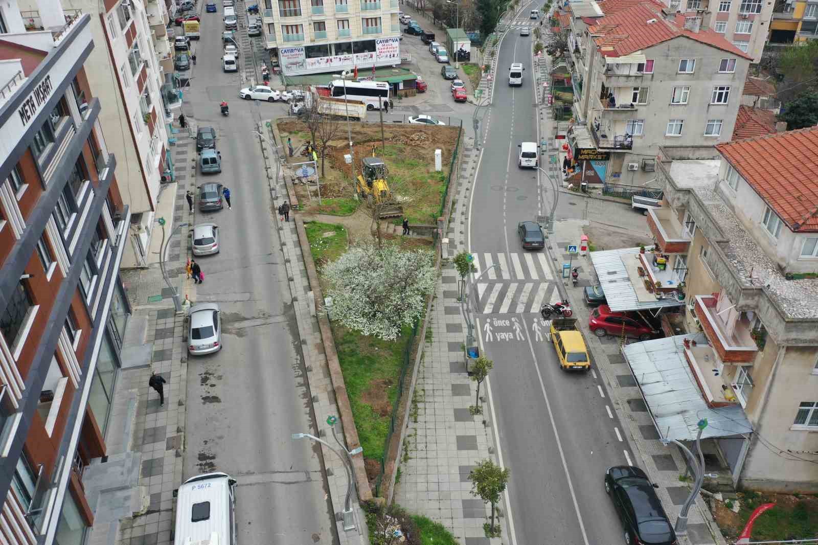 YENİ SOSYAL ALANLAR KAZANDIRMA ÇALIŞMALARININ SÜRDÜĞÜ ÇAYIROVA’DA YENİ PARK YAPIMINA