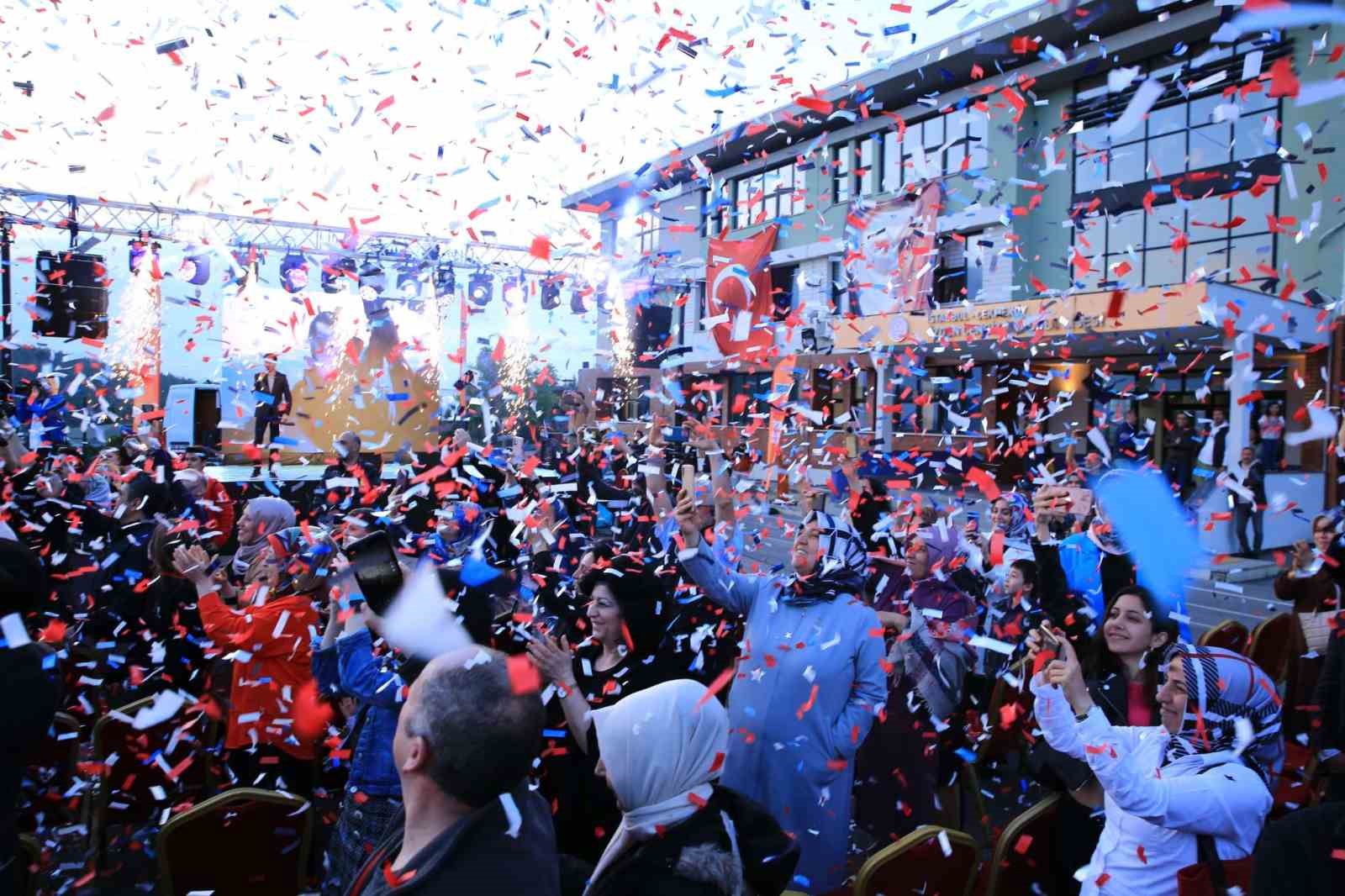 ÇEKMEKÖY BELEDİYESİ’NİN DÜZENLEDİĞİ MEZUNİYET TÖRENLERİNDE BİNLERCE LİSELİ GENÇ DİPLOMALARINI ALDI.