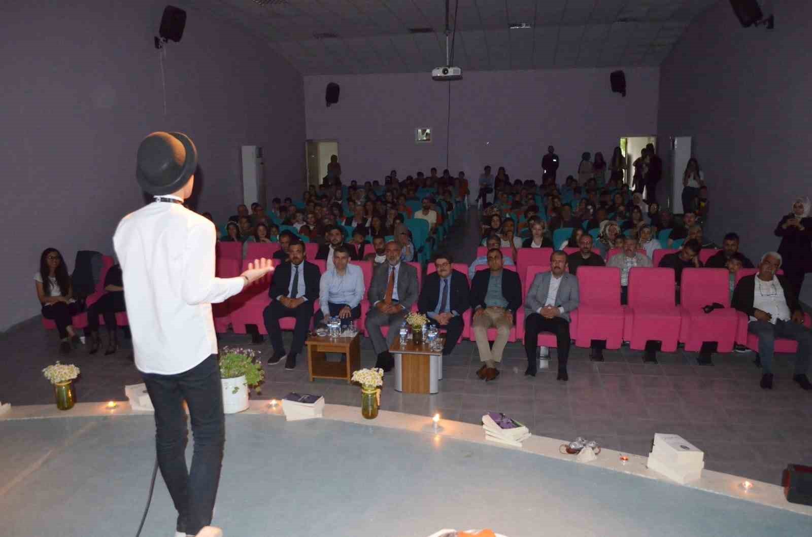 TUNCELİ’NİN ÇEMİŞGEZEK İLÇESİNDE ÖĞRENCİLER TARAFINDAN DÜZENLENEN ŞİİR DİNLETİSİ BÜYÜK BEĞENİ