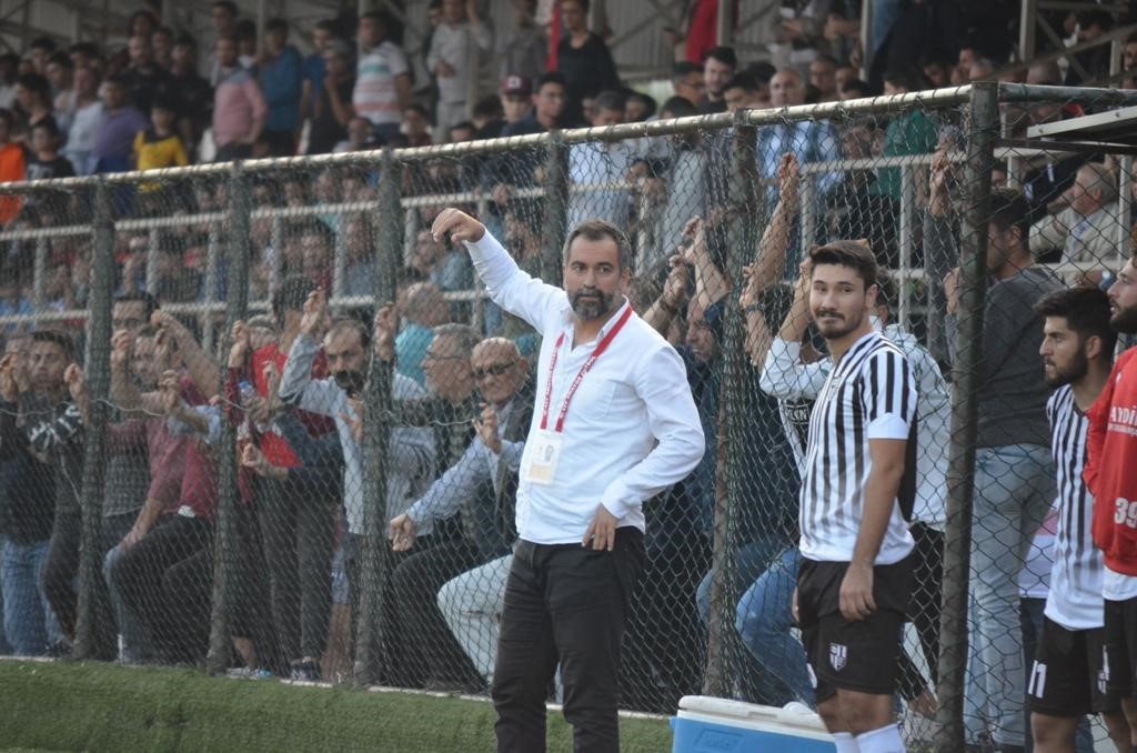 ÇEŞME BELEDİYESPOR’DA GÖREVE GELEN TEKNİK SORUMLU RECEP ÖZÇELİK, SON İKİ