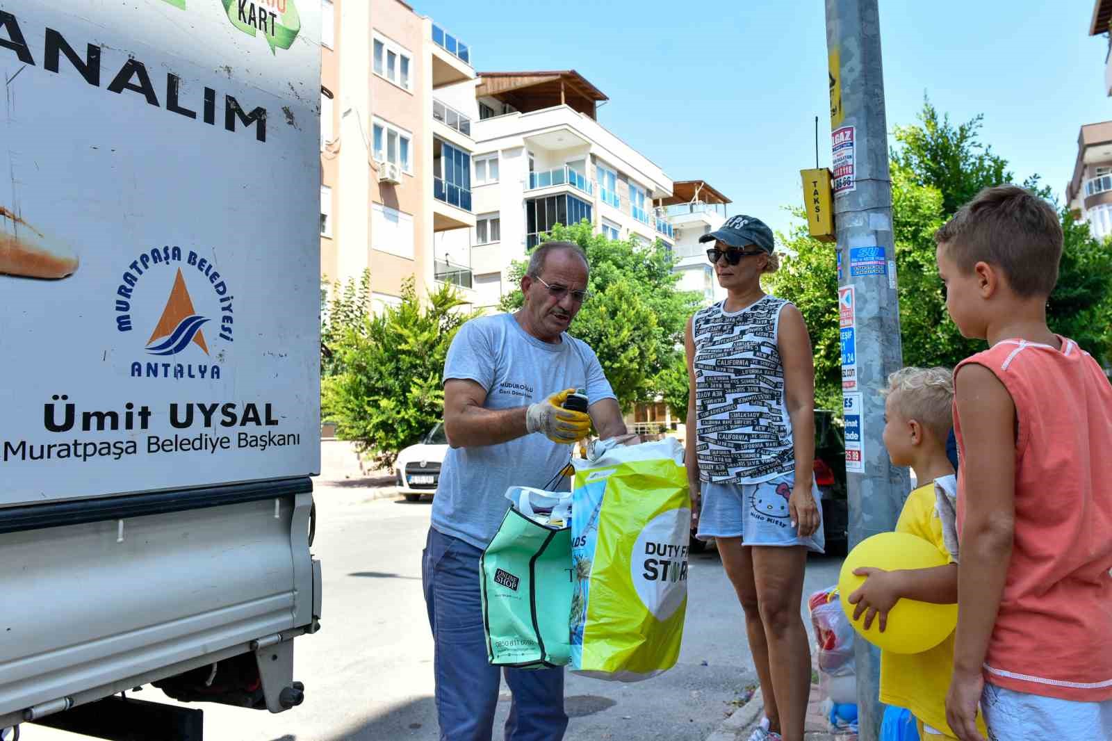 ANTALYA’DA MURATPAŞA BELEDİYESİ’NİN ÇEVRECİ KOMŞU KART PROJESİYLE İLÇE SAKİNLERİ NİSANDA