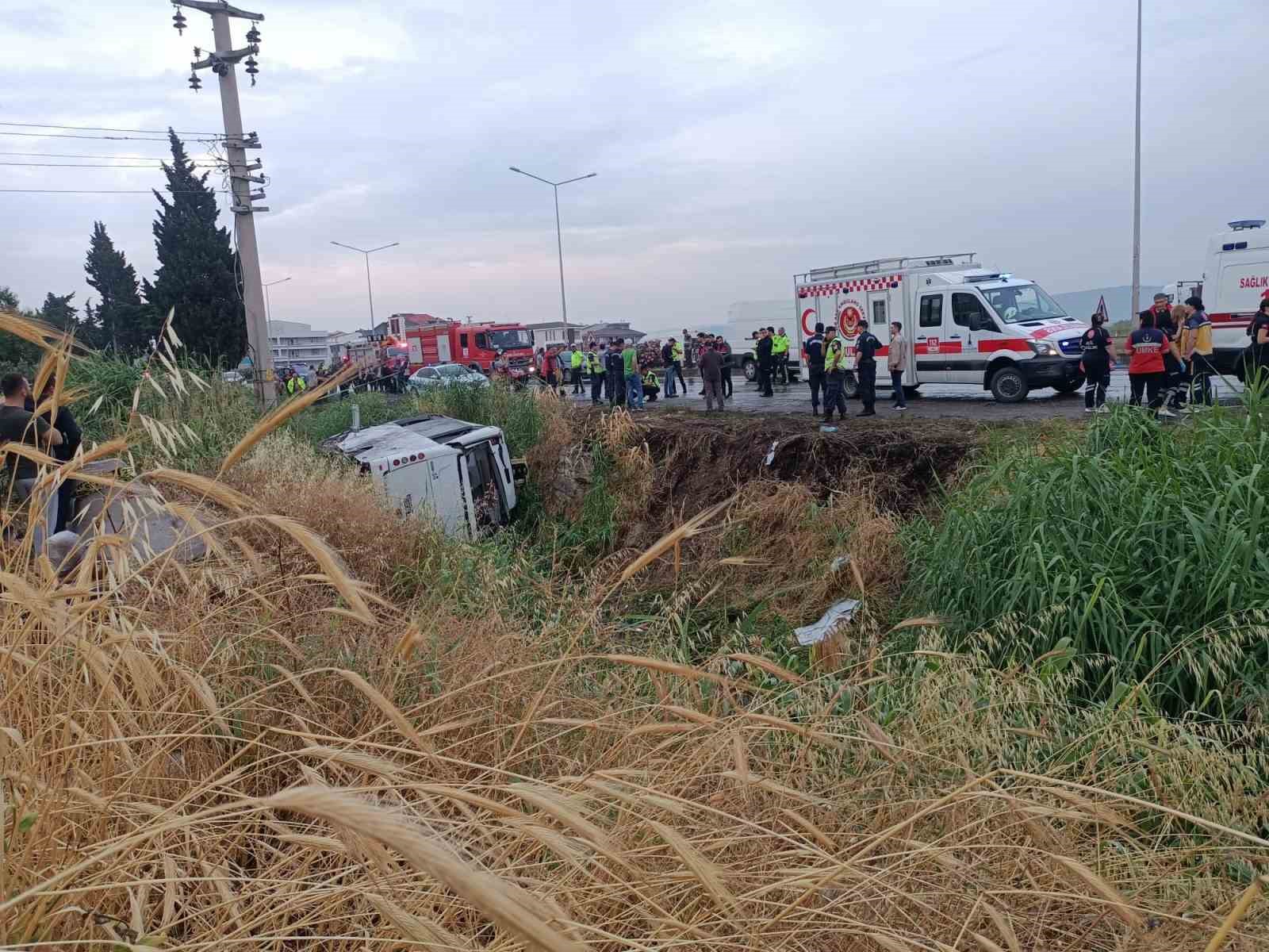 İZMİR’İN BERGAMA İLÇESİNDE CEZAEVİ NAKİL ARACI ŞARAMPOLE DEVRİLDİ. MEYDANA GELEN
