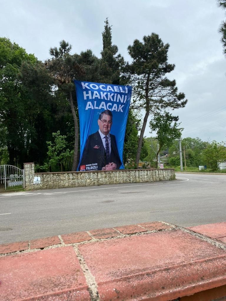 KOCAELİ'NİN KARTEPE İLÇESİNDE MEZARLIĞA ASILAN CHP KOCAELİ MİLLETVEKİLİ ADAYI ÖZGÜR