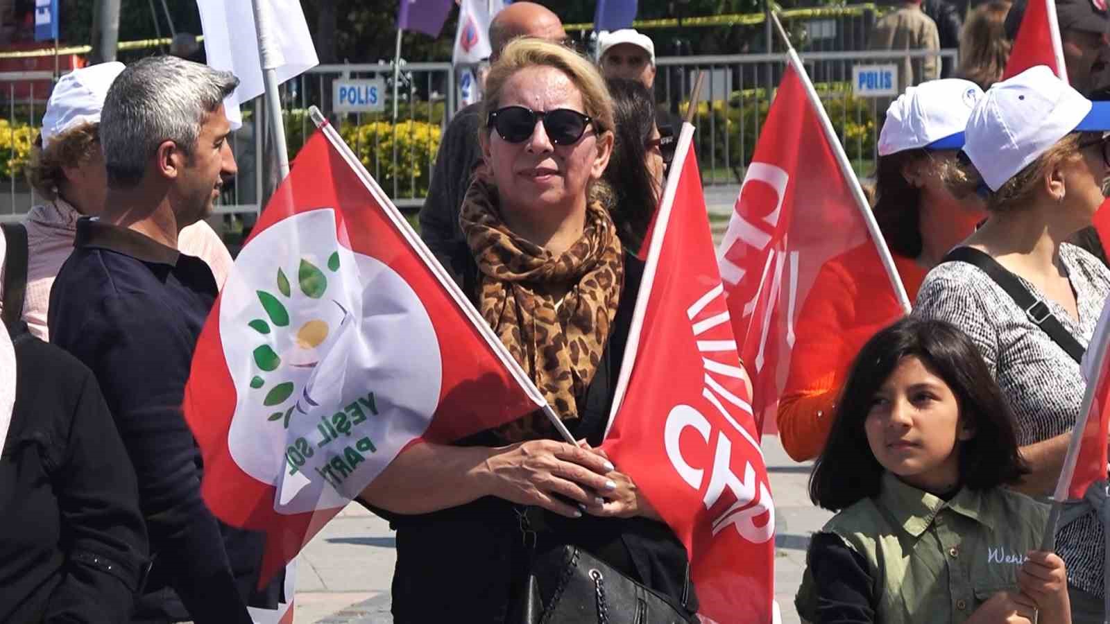 YEŞİL SOL PARTİSİ VE CHP BAYRAKLARI YAN YANA SALLANDI