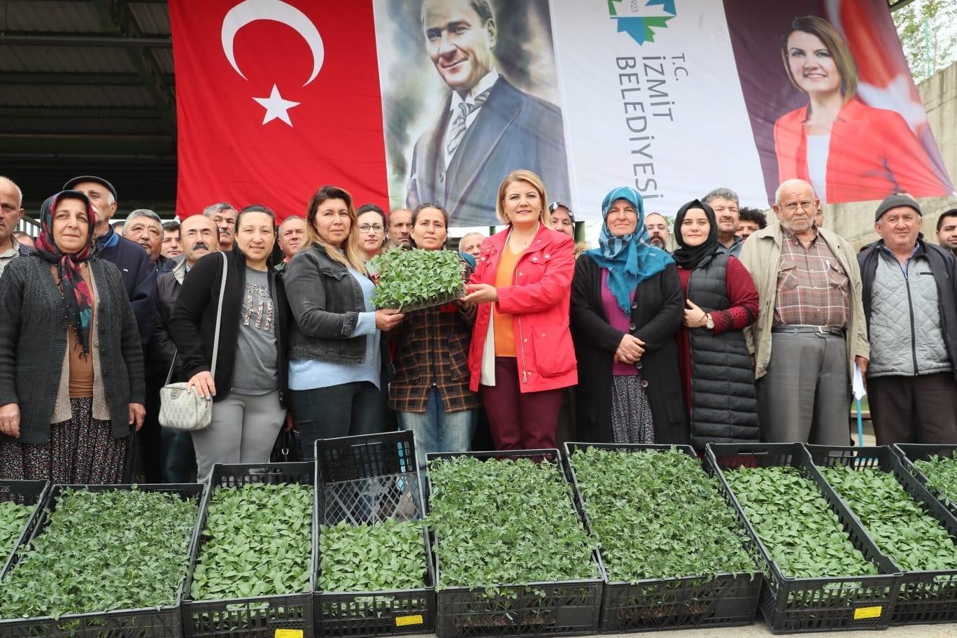 İZMİT BELEDİYESİ, 10-13 MAYIS TARİHLERİ ARASINDA 52 KÖYDE ÇİFTÇİLERE DOMATES,
