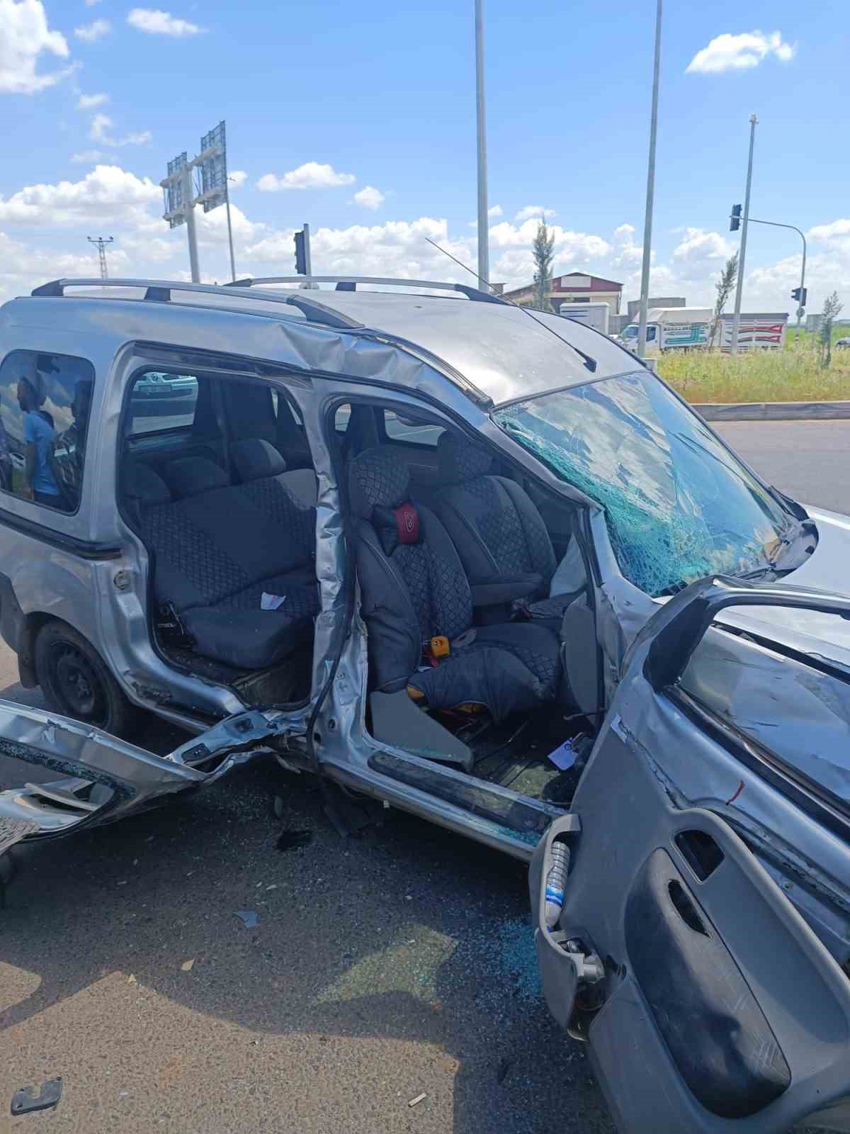 DİYARBAKIR'IN ÇINAR İLÇESİNDE 2 ARACIN KARIŞTIĞI TRAFİK KAZASINDA 1'İ AĞIR