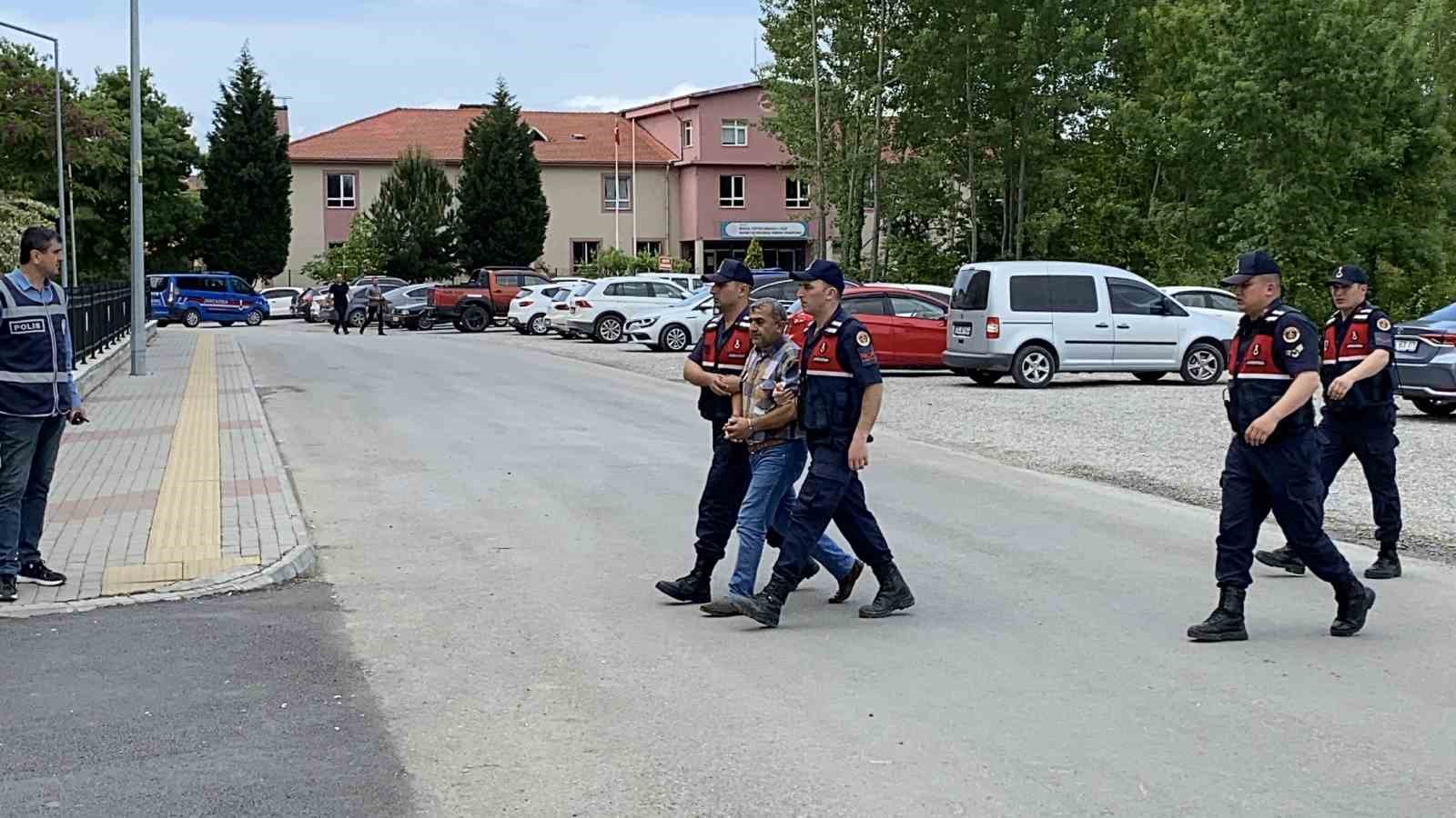 BARTIN’DA GÖRÜŞTÜĞÜ EVLİ KADININ EVİNDE KADININ KAYINPEDERİ TARAFINDAN BIÇAKLANAN 29