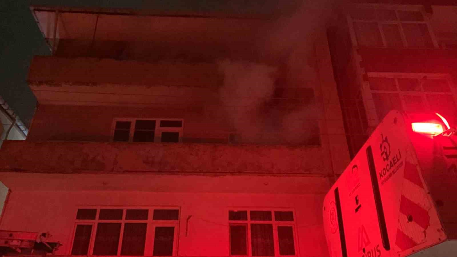 KOCAELİ'NİN GEBZE İLÇESİNDE BIÇAKLA BİR KİŞİNİN ÖLDÜRÜLDÜĞÜ EVDE YANGIN ÇIKTI.