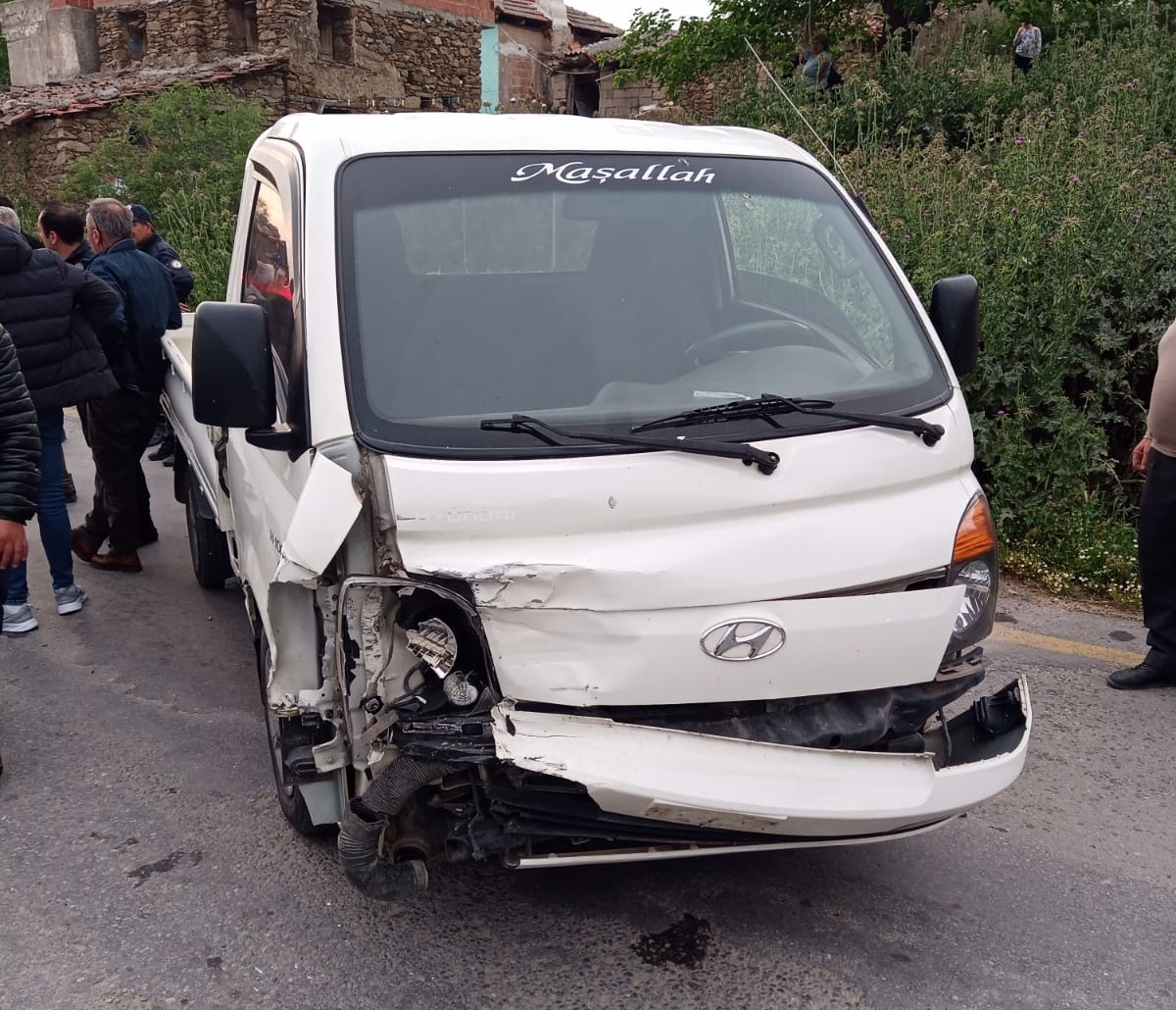 AYDIN'IN ÇİNE İLÇESİNDE OTOMOBİL VE KAMYONETİN ÇARPIŞMASI SONUCU MEYDANA GELEN