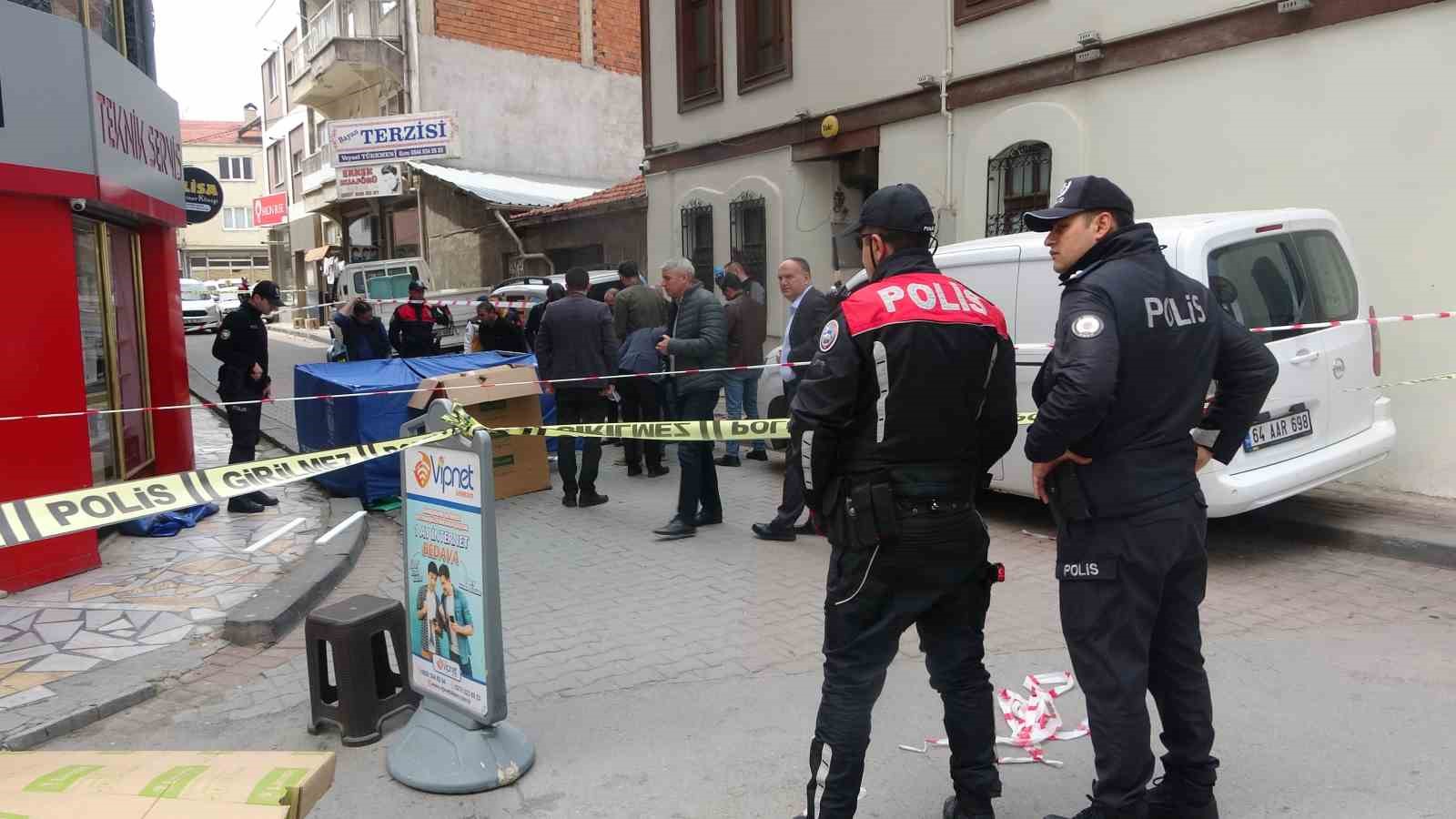 UŞAK'TA CİNNET GETİREN BİR ANNE, HENÜZ NÜFUSA KAYDETTİRMEDİĞİ 2 AYLIK