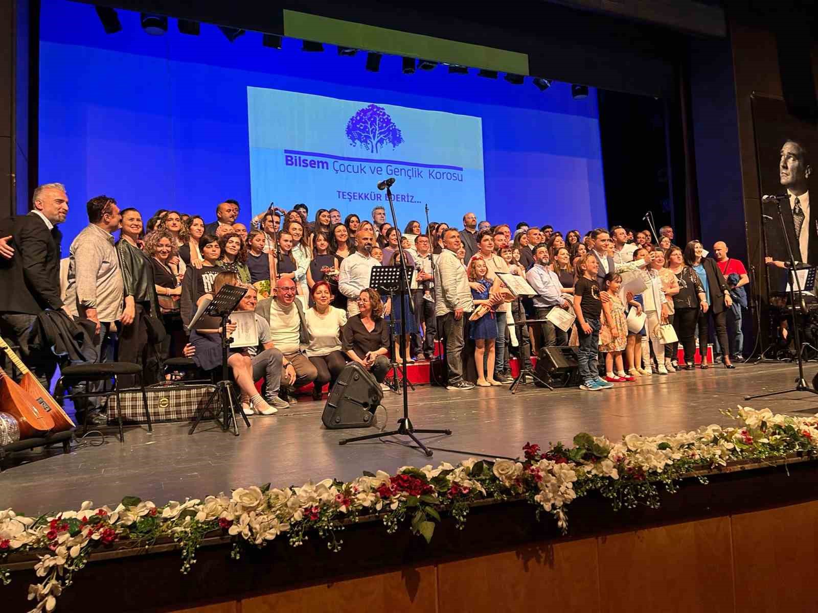 SAMSUN'DA FARKLI YAŞ GRUPLARINDAN 24 ÖĞRENCİDEN OLUŞAN ÇOCUK VE GENÇLİK