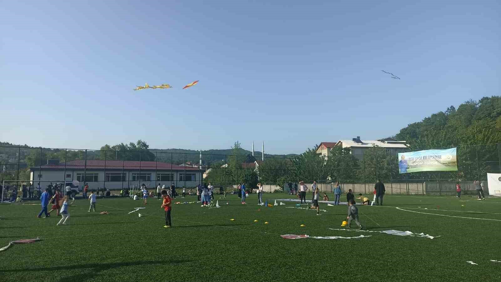 ÇOCUKLAR UÇURTMA ŞENLİĞİNDE GÖKYÜZÜNÜ RENKLENDİRDİ