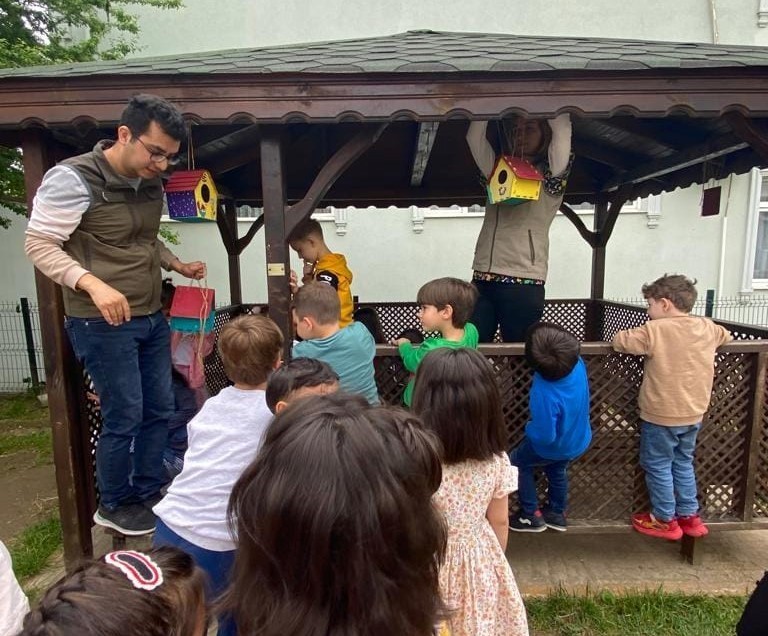 EĞİTİM SONRASINDA İSE ÖĞRENCİLERİN SEVGİYLE RENKLENDİRDİĞİ KUŞ EVLERİ, MİNİK DOSTLARINI