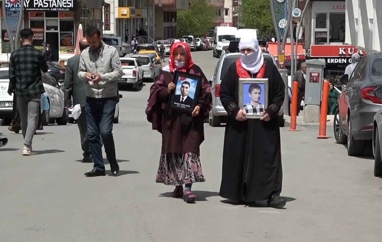 KANDIRILARAK DAĞA KAÇIRILAN ÇOCUKLARI İÇİN HDP MUŞ İL BAŞKANLIĞI BİNASI