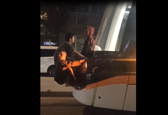 ESKİŞEHİR’DE TRAMVAYIN ARKASINA ASILARAK YOLCULUK YAPAN ÇOCUKLAR, YÜREKLERİ AĞIZA GETİRDİ.