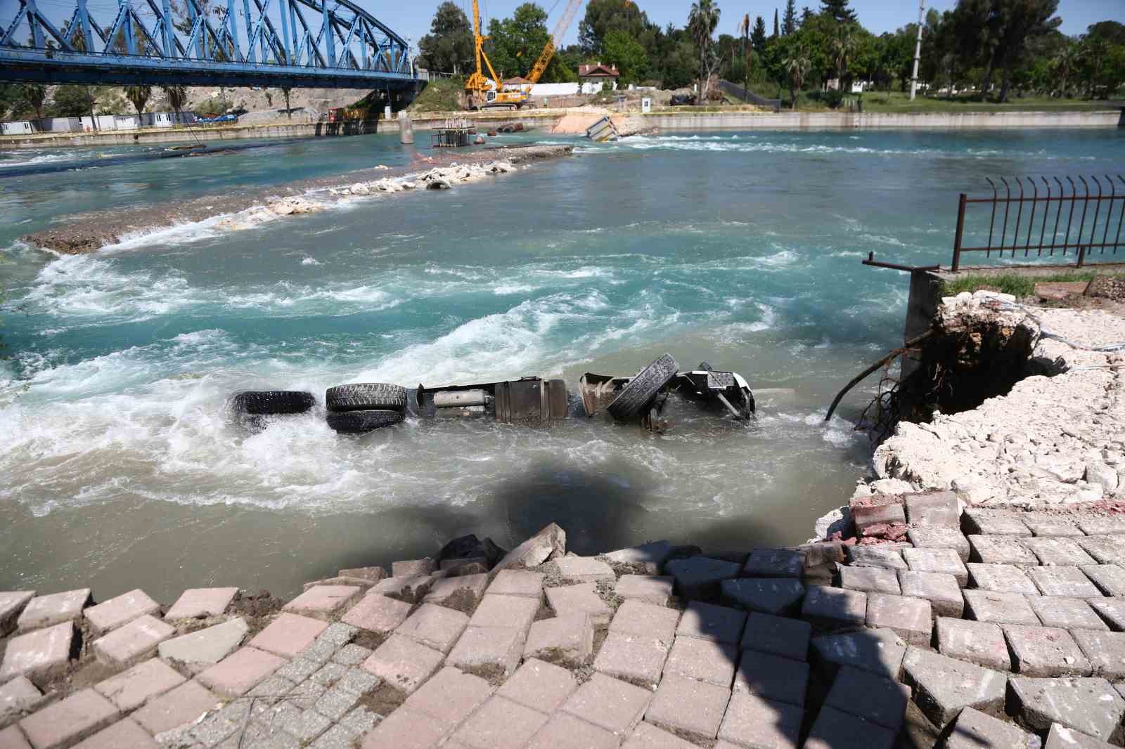 ADANA'DA SAĞANAK YAĞIŞLARIN ARDINDAN SEYHAN NEHRİ KENARINDAKİ YOLDA MEYDANA GELEN